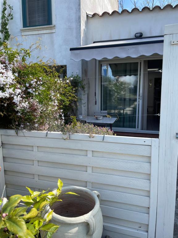 un bâtiment avec une fenêtre et un pot en face dans l'établissement L’Annexe, à Arles