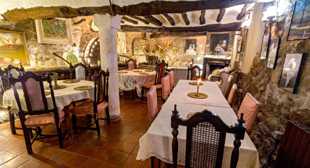 a restaurant with tables and chairs in a room at CASA NOTARI - Casa Rural Zona Congost de Montrebei in Tolva