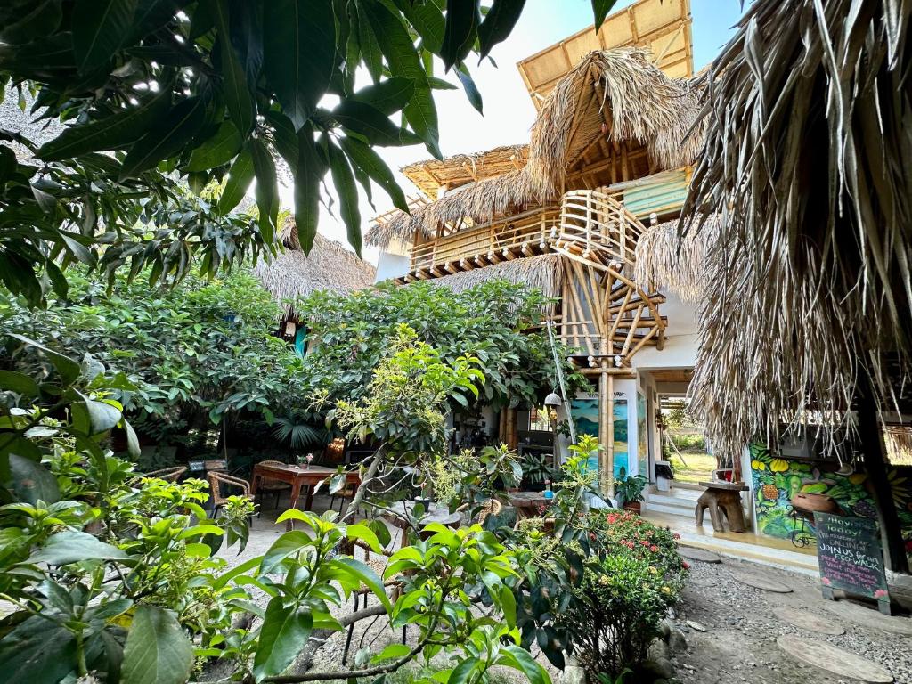 Taman di luar Bella Flor Hostel Palomino