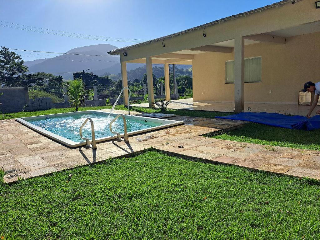 薩孔內的住宿－Casa de campo Ar piscina Churrasqueira Saquarema，一座房子的院子内的游泳池