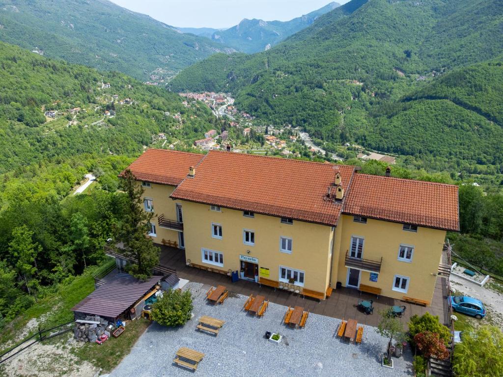 Nespecifikovaný výhled na hory nebo výhled na hory při pohledu z hotelu