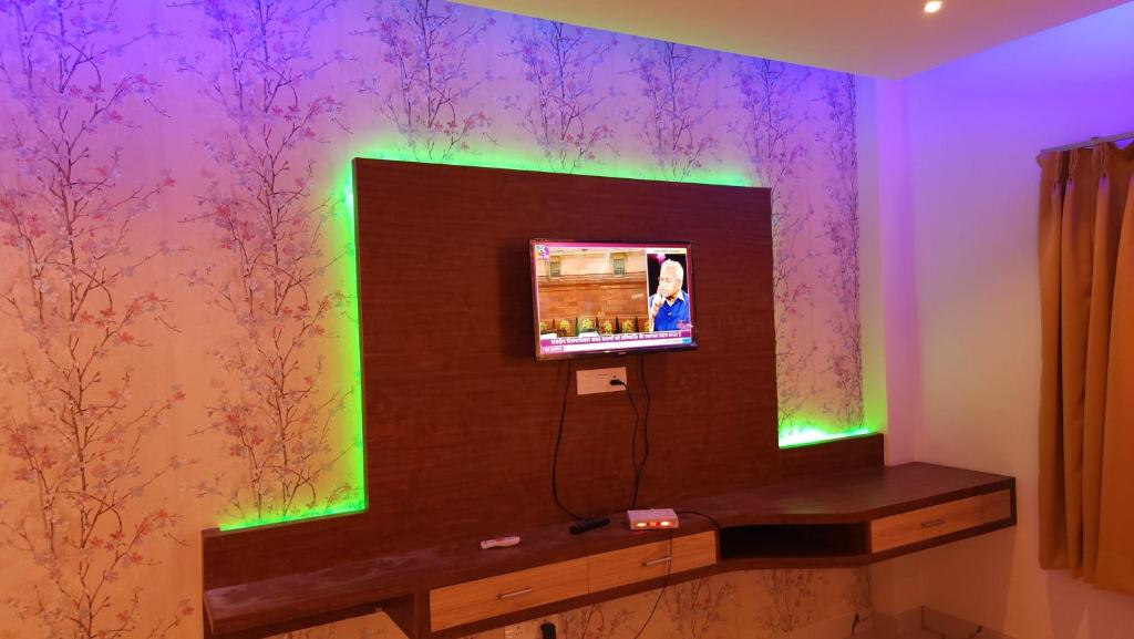 TV a/nebo společenská místnost v ubytování RBS Hotel & Restaurant 5 mint walking distance from Ram Janam Bhumi