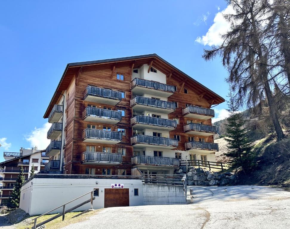ein Gebäude mit Balkonen an der Seite in der Unterkunft Le Rocher l Pied des pistes l By CosyHome in Nendaz