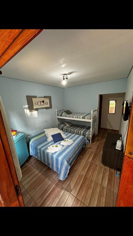 Tempat tidur dalam kamar di Pousada Valle das Aguas