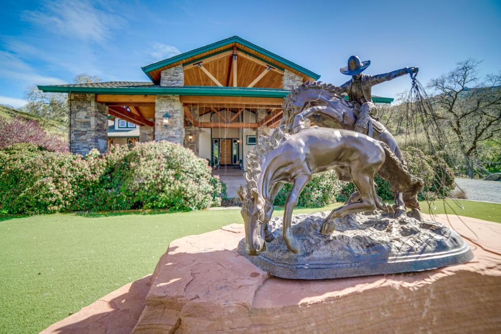 una estatua de un hombre montando un caballo delante de un edificio en Stunning Hopland Vacation Rental with Pool and Hot Tub, en Hopland