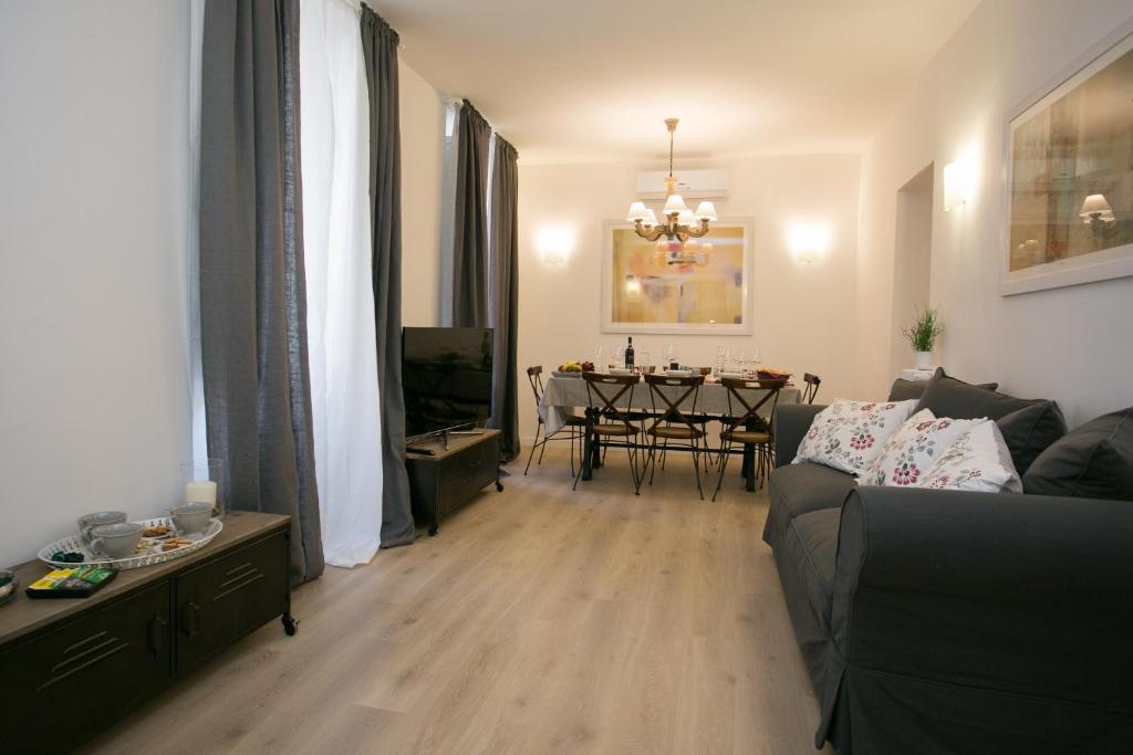 salon z kanapą i stołem w obiekcie Thebestinrome Piazza del Popolo - Vico w Rzymie