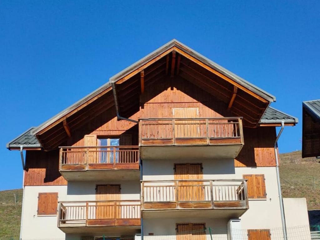 Budynek, w którym mieści się apartament