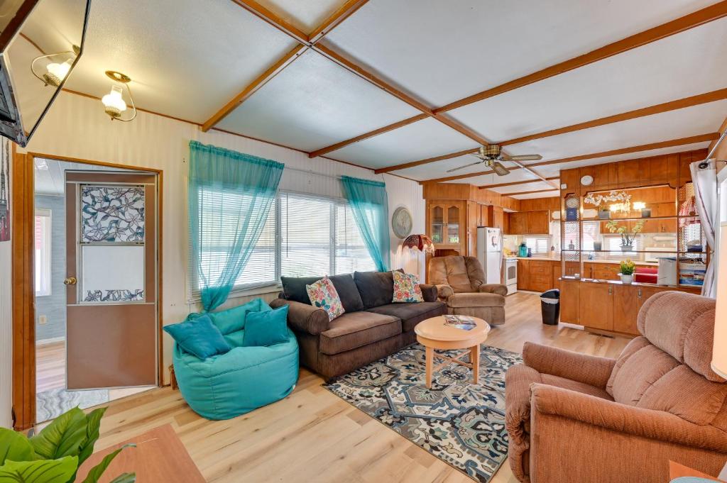 uma sala de estar com um sofá e uma mesa em Pet-Friendly Yuma Vacation Rental with Pool Access! em Yuma