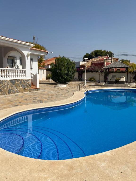 בריכת השחייה שנמצאת ב-Casa fiesta stunning villa או באזור