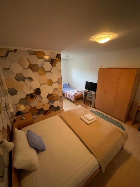 Guest House Luxotel - Triple Room With Private Bathroom