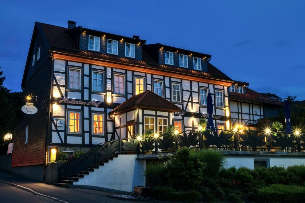 ein großes Gebäude mit Lichtern in der Nacht in der Unterkunft Hubertus Hof in Goslar