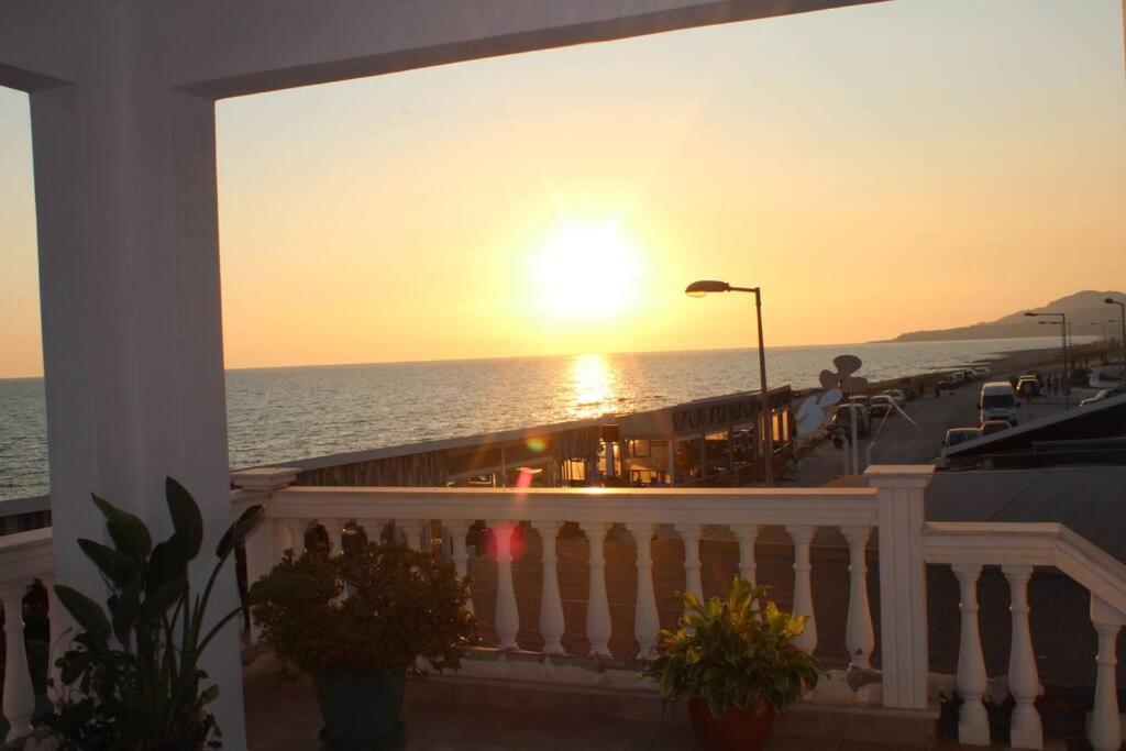desde un balcón con vistas al océano al atardecer en Sunset State Of Mind 1, en Néa Thésis