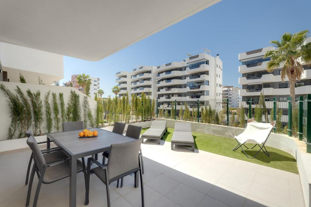 eine Terrasse mit einem Tisch und Stühlen in der Unterkunft Apartment Arenales Playa del Sol in Arenales del Sol