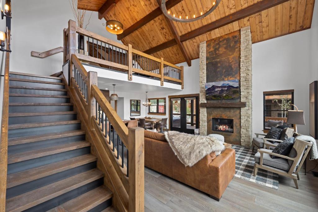 Ruang duduk di New Luxury Cabin! Fireplace and Jacuzzi!