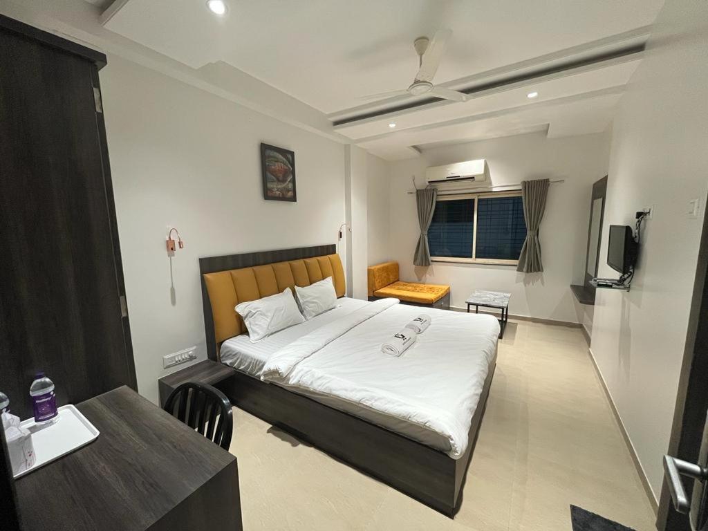 Postel nebo postele na pokoji v ubytování Hotel Gulmohar
