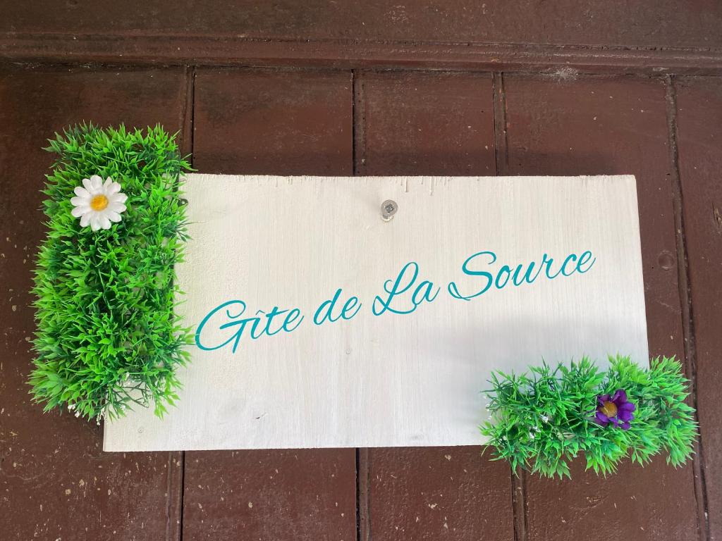 um sinal que diz dom de la source em uma porta em Le Gîte de La Source em Saint-Guilhem-le-Désert