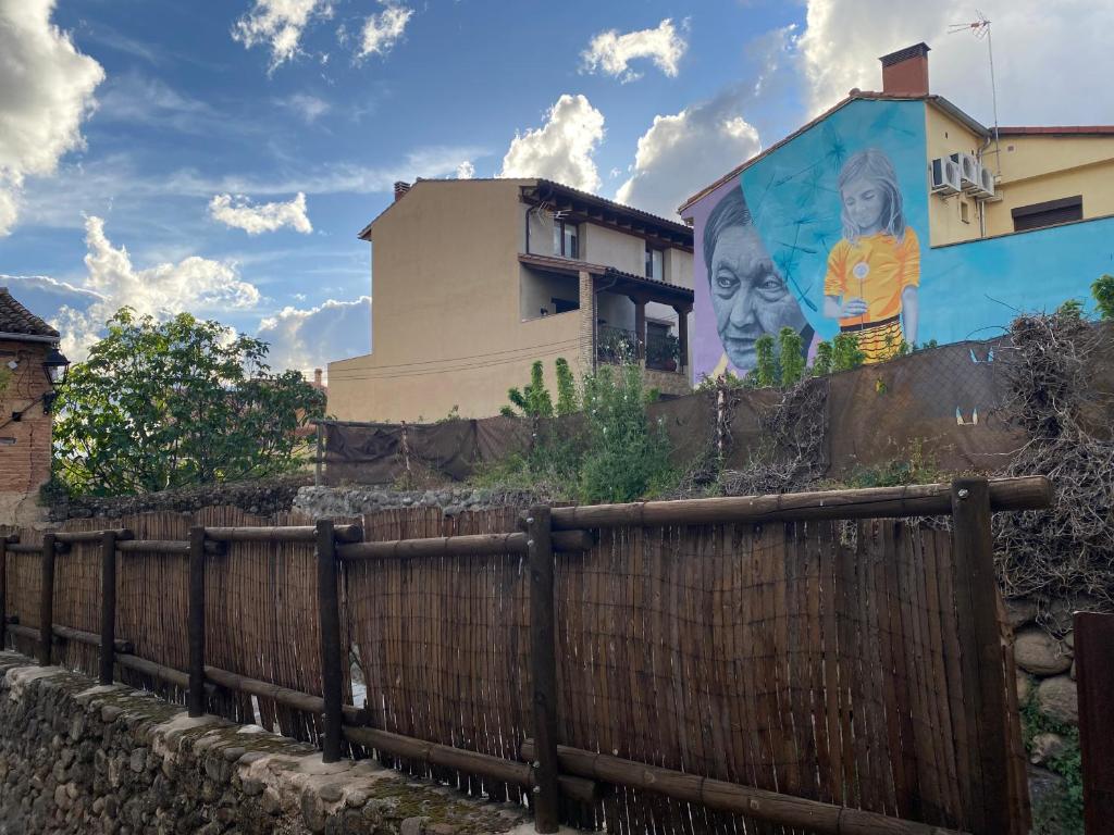 um mural na lateral de um edifício em Casa rural en jerte: La casa del molino em Jerte