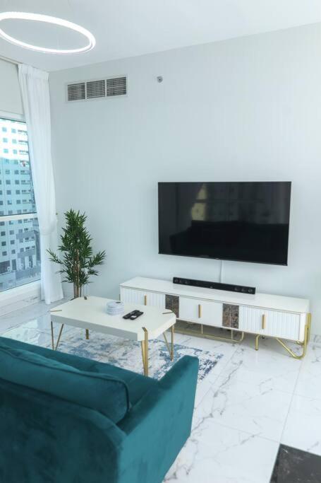 New Sunny spacious 2BR beach viewApt