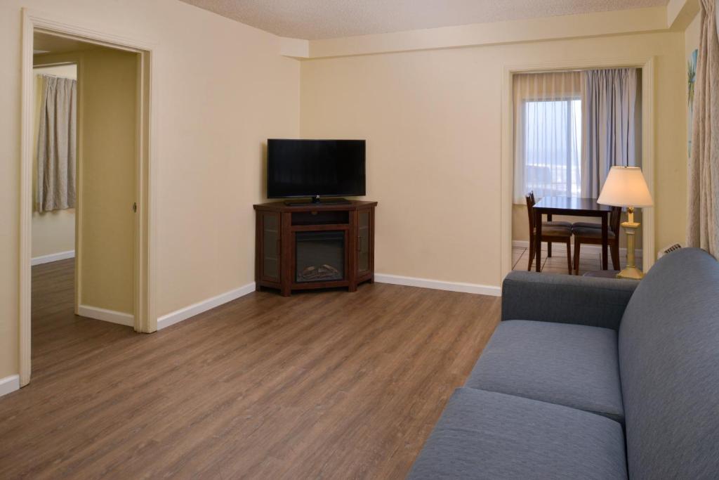Edgewater Inn and Suites photo