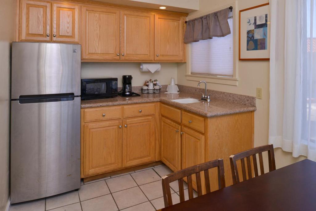 Edgewater Inn and Suites photo