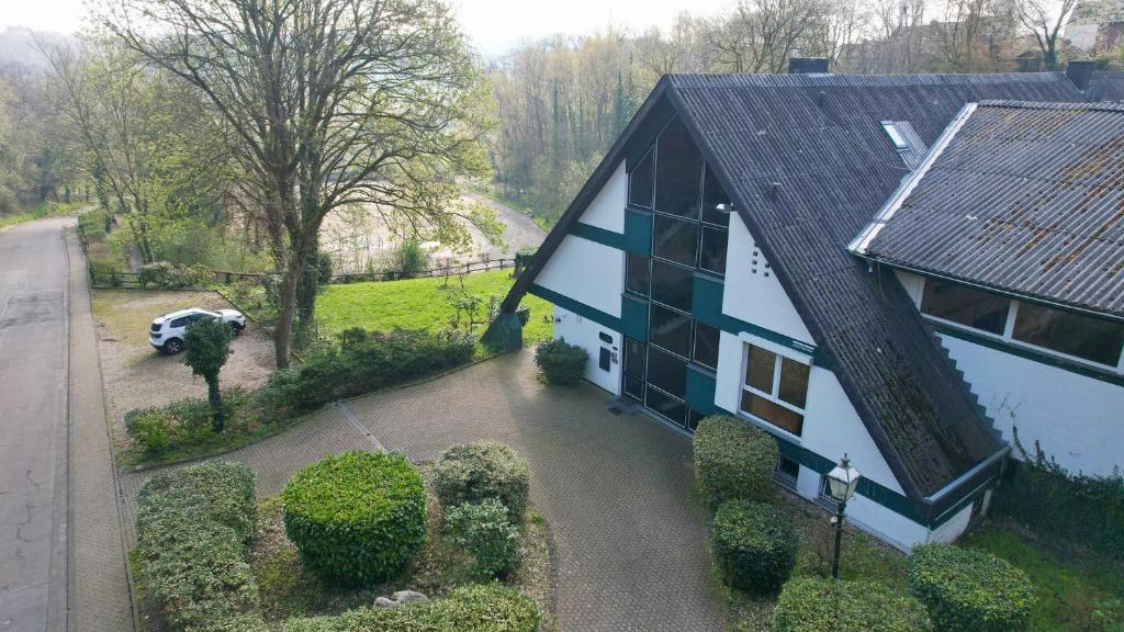 een luchtzicht op een wit en blauw huis bij Wunderschön zwischen Ortsausgang und Waldesrand gelegene, schöne Apartments in Herzogenrath