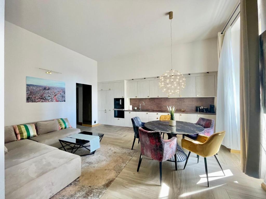 sala de estar con sofá y mesa en Comfort Lux Design Apartment #Castle #2bedroom #freeparking, en Budapest