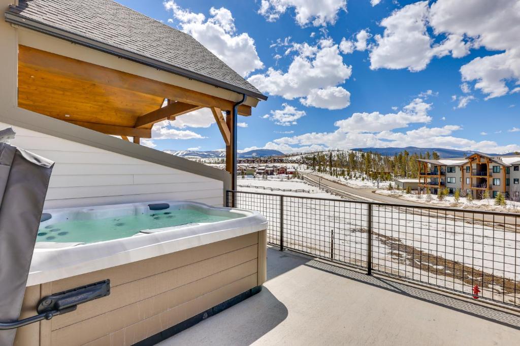 Ferienhaus Modern Fraser Townhome with Private Hot Tub and Decks! (USA