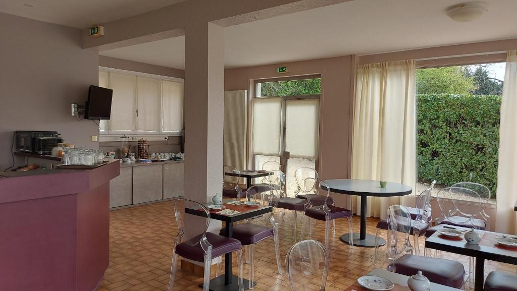 Kuchyň nebo kuchyňský kout v ubytování Hôtel Brun