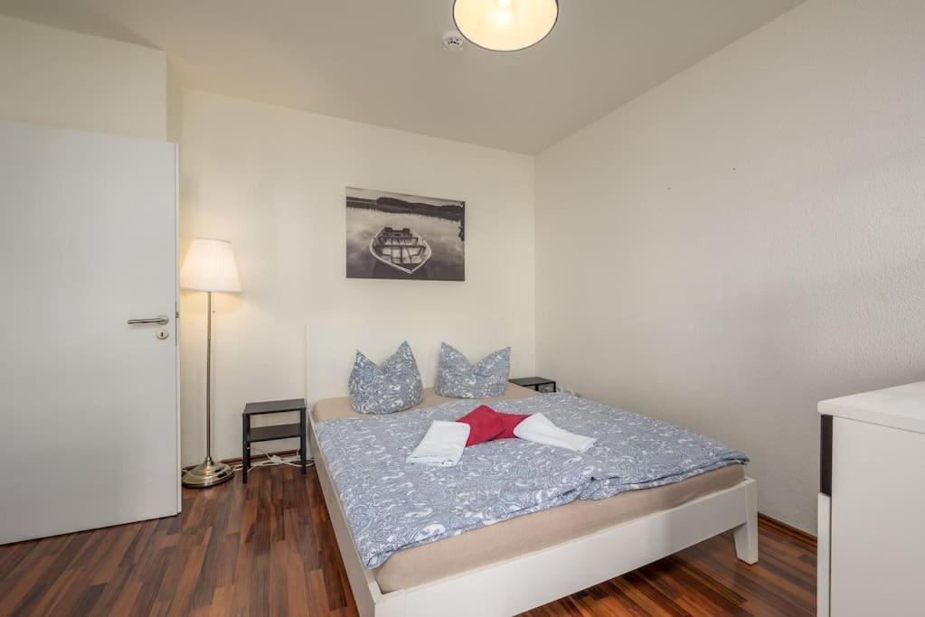 ライプツィヒにあるLittle white dream (5min to downtown)のベッドルーム1室(青いシーツと青い枕のベッド1台付)