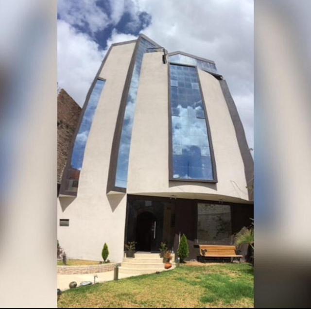 a building with a lot of windows on it at El Seminario Hospedaje in Cajamarca
