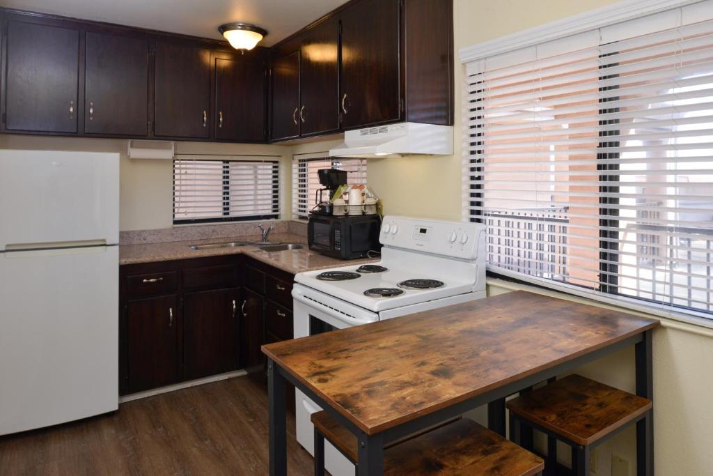 Edgewater Inn and Suites photo