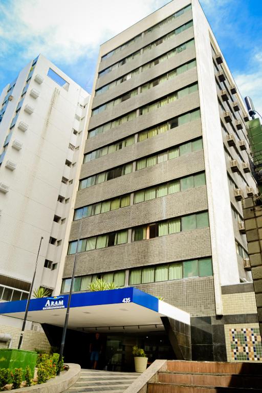 レシフェにあるEl Aram Beach Boa Viagemの大きな建物の横にアーニア