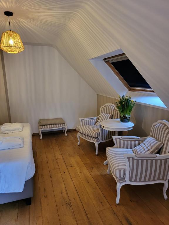 Cette chambre comprend un lit, des chaises et une table. dans l'établissement Villazzo, à Gand