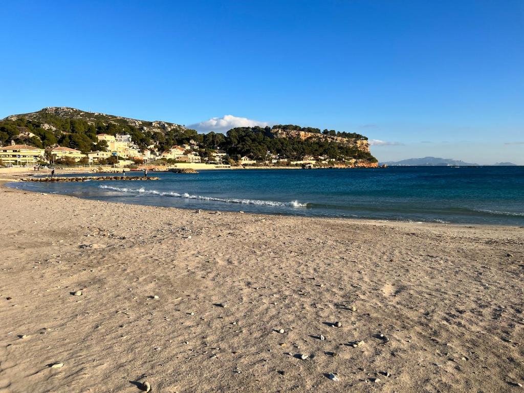 Photo de la galerie de l'établissement bel appart bord de mer plage du rouet, à Carry-le-Rouet
