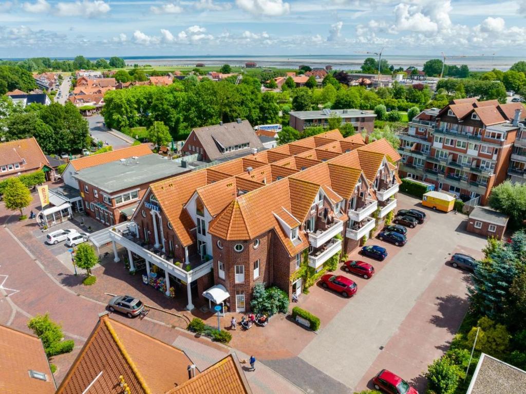 an overhead view of a town with cars parked in a parking lot at Hotel Leuchtfeuer in Horumersiel