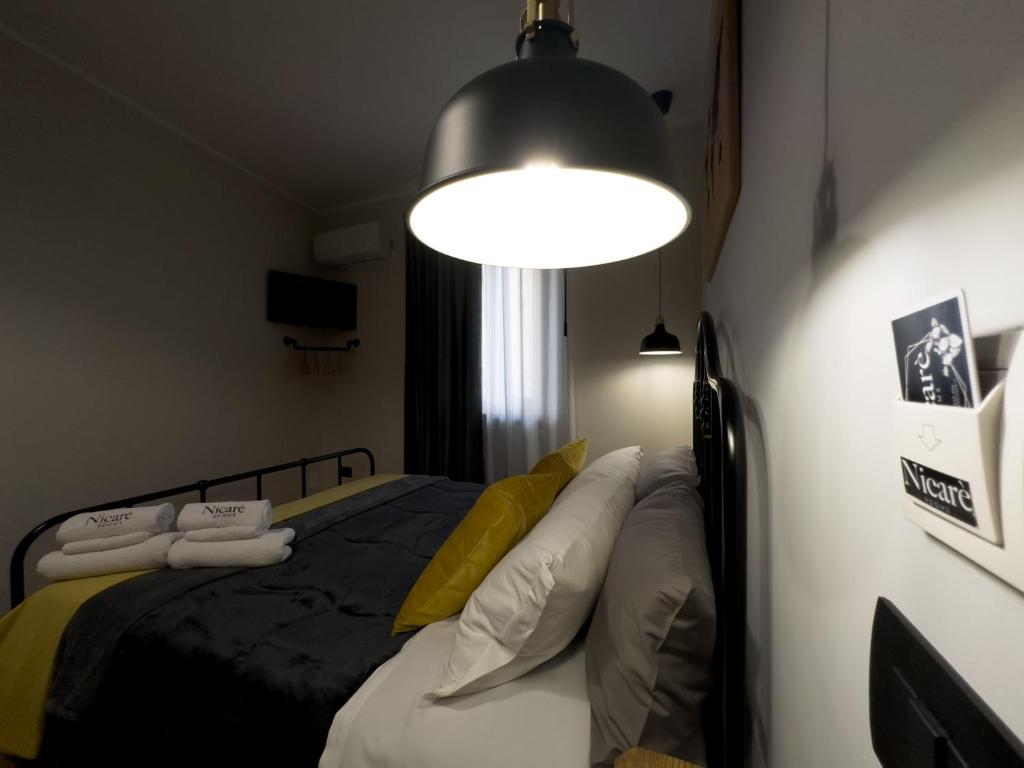 Postel nebo postele na pokoji v ubytování Nicarè Rooms