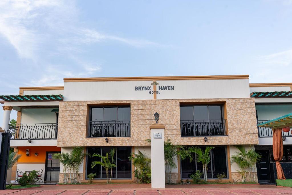 アクラにあるBrynx Haven - Adenta, Accraの杜文字を読む看板のある建物
