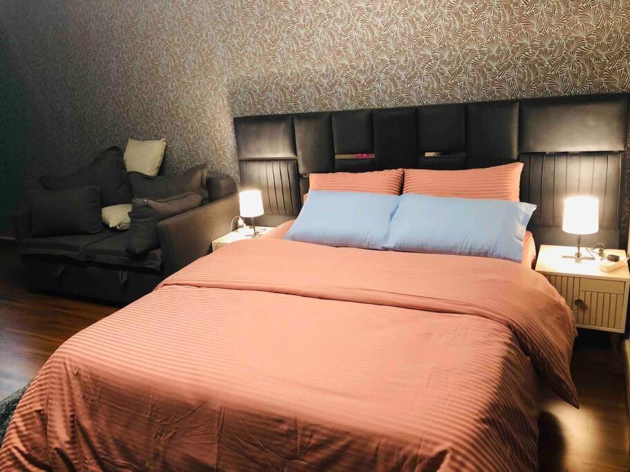 una camera con un grande letto e un divano di Elegant sea view apartment a Hurghada