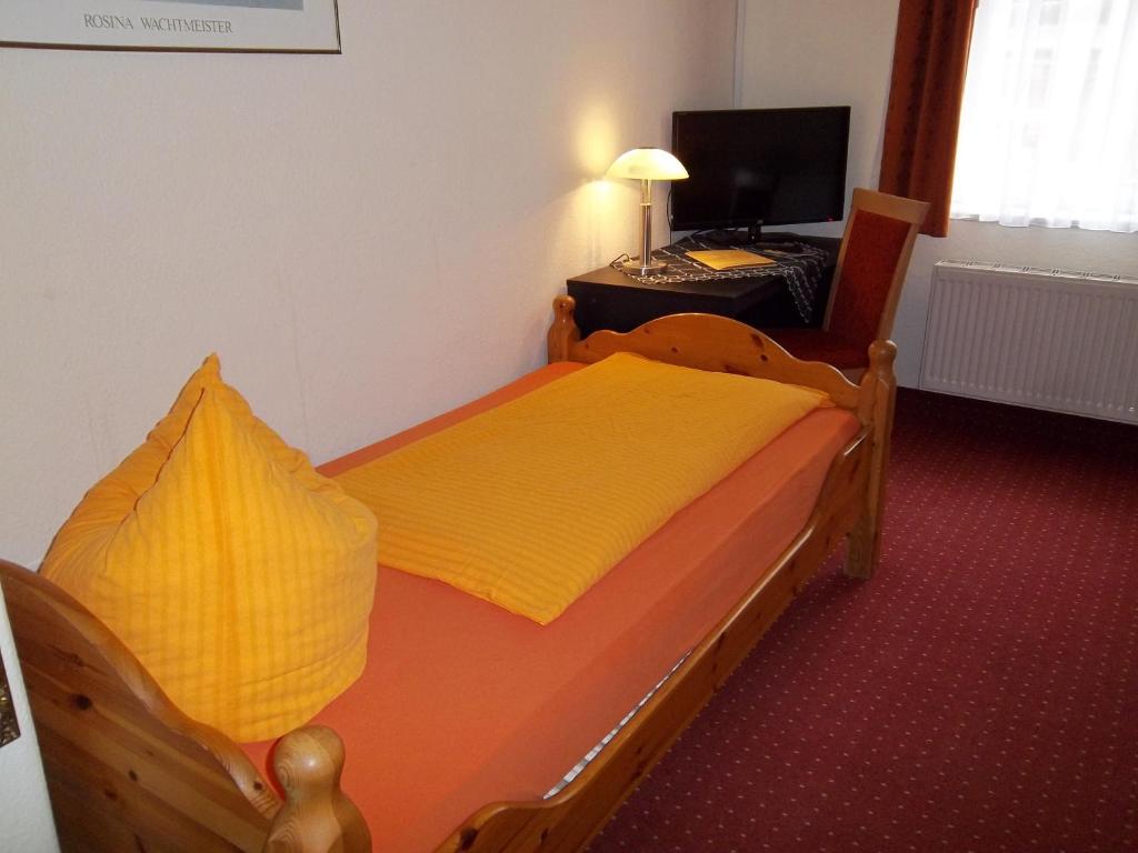 Postel nebo postele na pokoji v ubytování Gästehaus Loschwitz