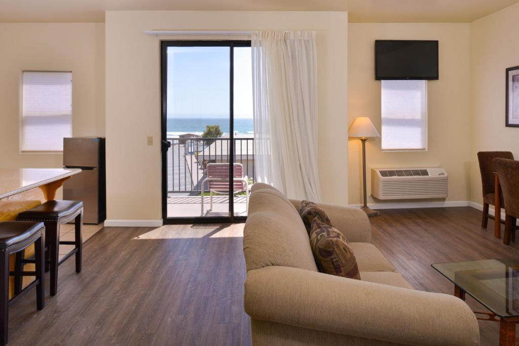 Edgewater Inn and Suites photo