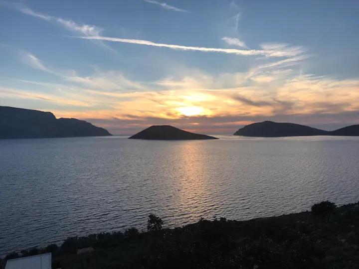 een zonsondergang boven een grote hoeveelheid water bij Villa Konstantina in Kalymnos