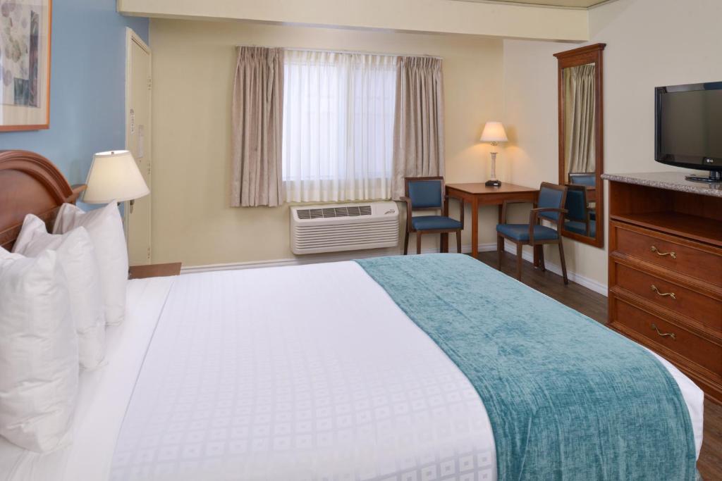 Edgewater Inn and Suites photo