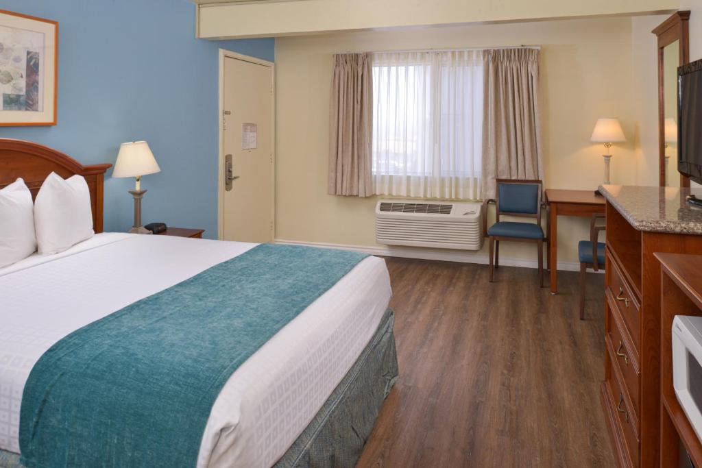Edgewater Inn and Suites photo