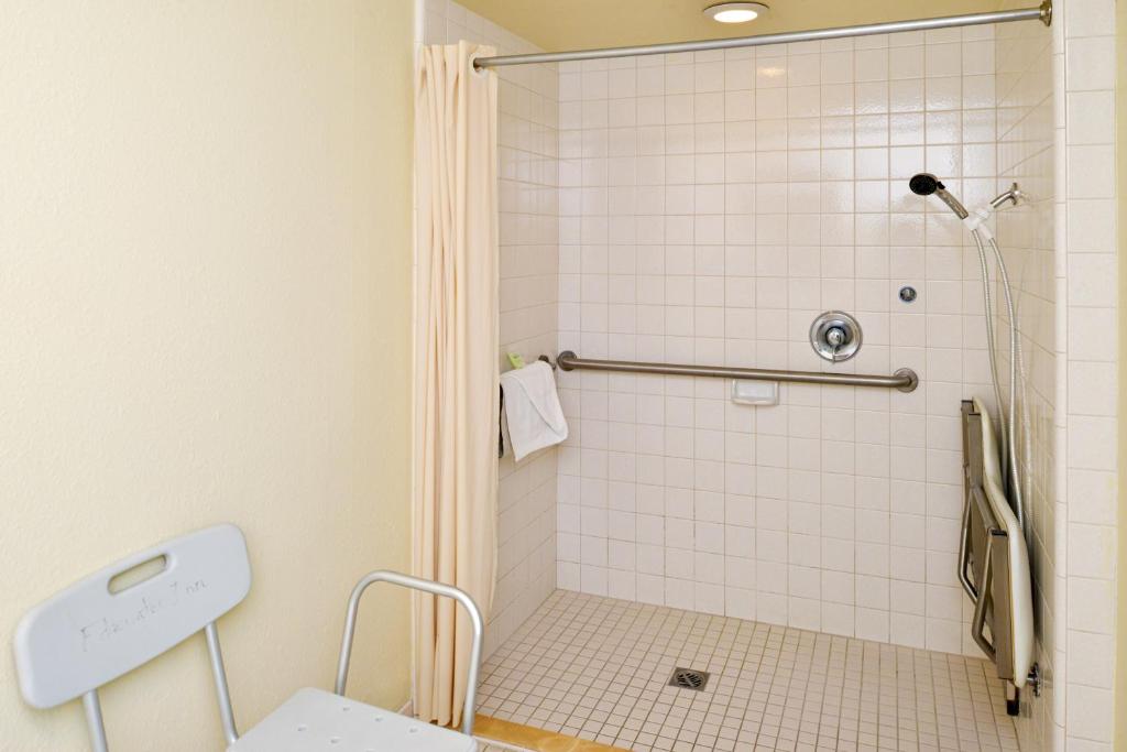 Edgewater Inn and Suites - Queen Room - Toegang