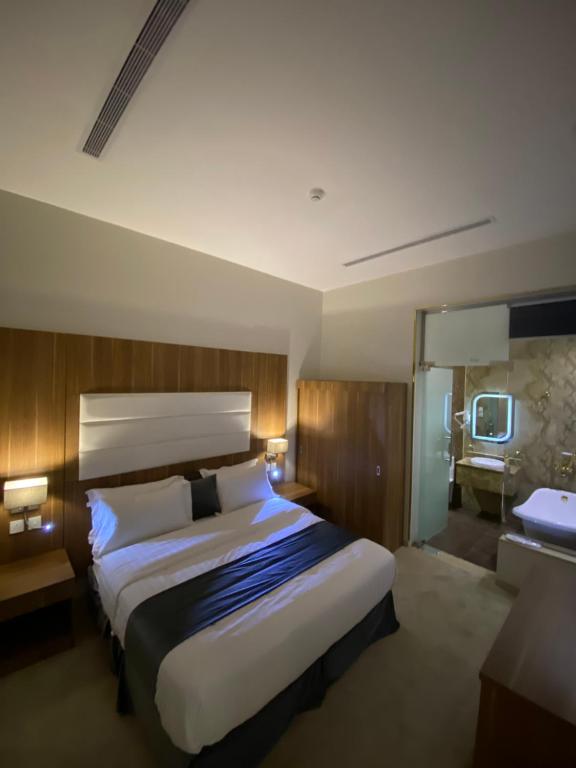 ein Schlafzimmer mit einem großen Bett in einem Hotelzimmer in der Unterkunft New Day Resort منتجع يوم جديد in Ta'if