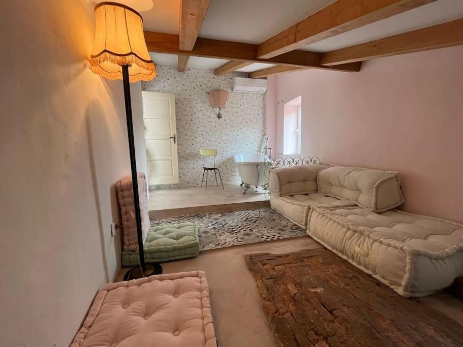 ein Wohnzimmer mit einem Sofa und einer Lampe in der Unterkunft La Scalinata in Bordighera
