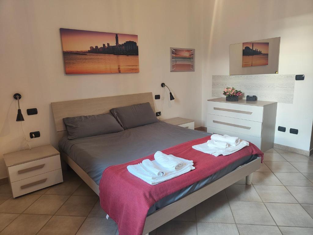 ein Schlafzimmer mit einem Bett mit Handtüchern darauf in der Unterkunft Casa Carlo apartment with parking near the center in Bari