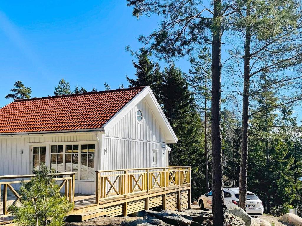 Henån的住宿－Holiday home UDDEVALLA XXXV，白色谷仓,设有甲板和房屋