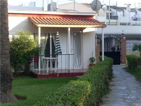 Casa blanca con porche y valla en Bungalow Aloha Torres, en Torremolinos