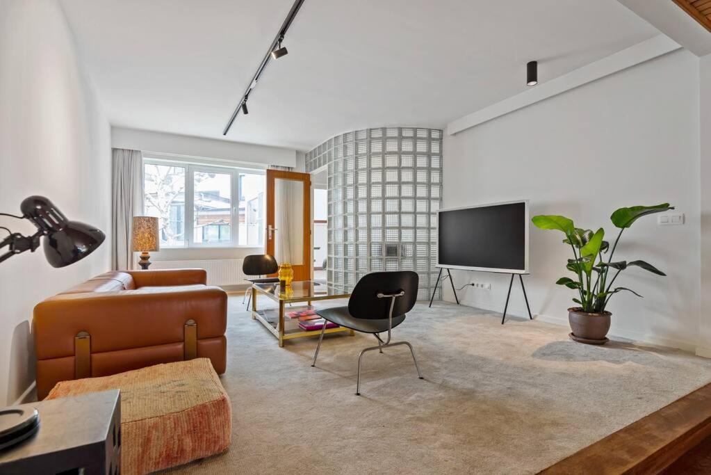 a living room with a couch and a tv at Ramón Studio in Antwerp